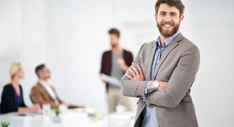 portret-biznesmena-i-miejsce-pracy-coworking-dla-kreatywnej-pracy-szczesliwy-pracownik-i-cele-firmy-z-wizja-wzrostu-ludzie-biuro-i-spotkania-biznesowe-menedzer-projektu-i-szczesliwy-mezczyzna Businessman, portrait and coworking workplace for creative job, happy employee and company goals with vision for growth. People, office and business meeting, project manager and happy male person.